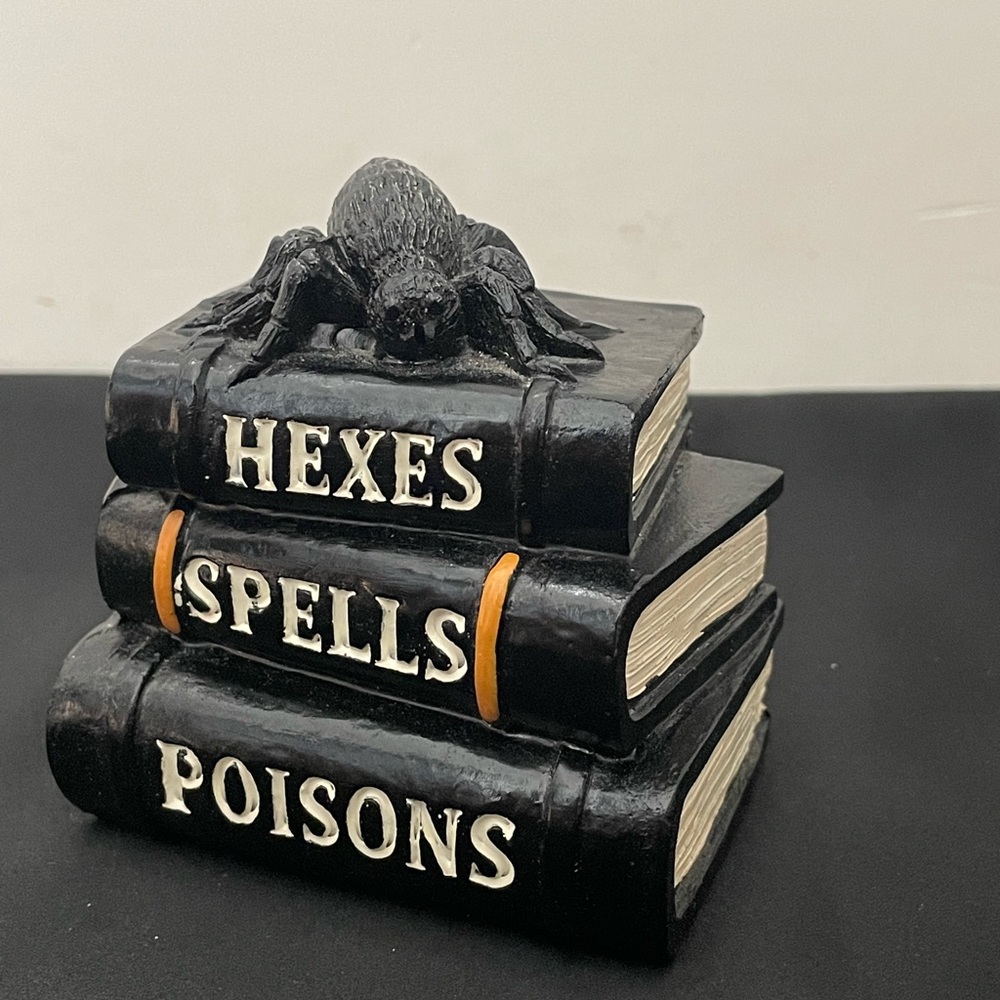HALLOWEEN BOOK DECOR